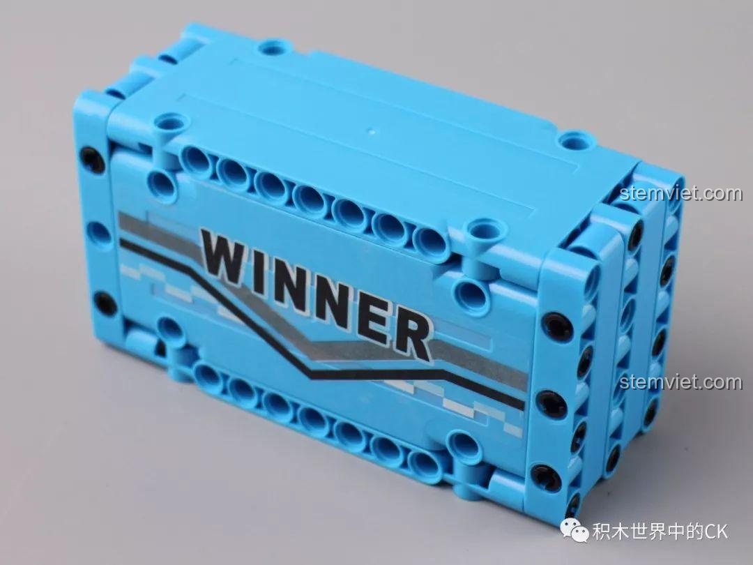 Mô hình container màu xanh lơ sau khi được lắp ráp từ bộ đồ chơi Xe Cẩu Gắp Container.