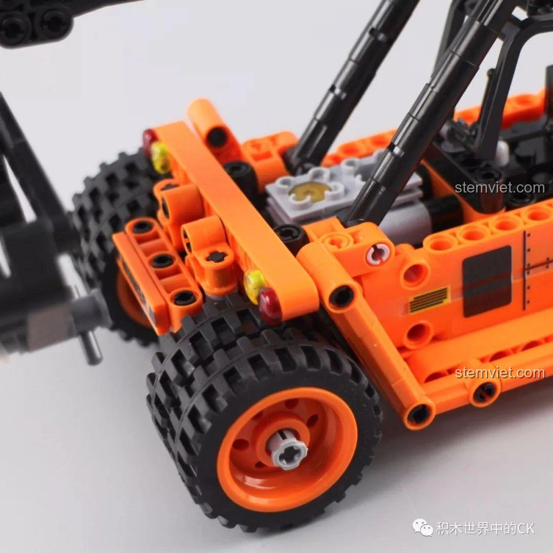 Cận cảnh bánh sau và hệ thống truyền động của mô hình Winner 7059 Xe Nâng Gắp Container, với các chi tiết cơ khí.