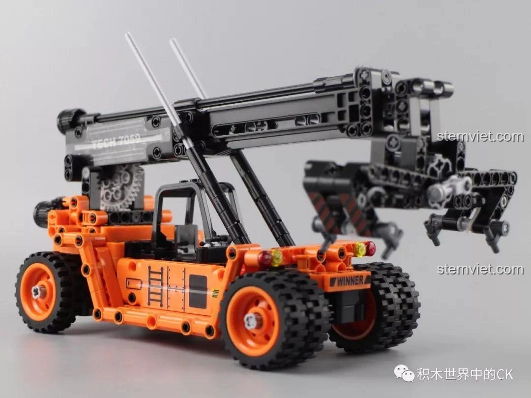 Cận cảnh bánh xe và hệ thống lái của mô hình Winner 7059 Xe Nâng Gắp Container, với các chi tiết Technic.