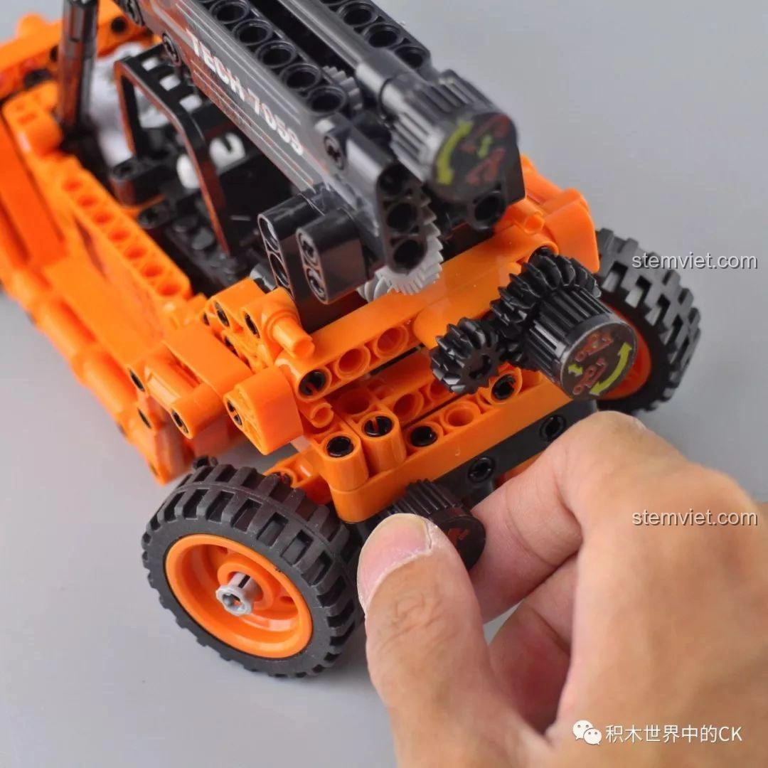 Cận cảnh bộ phận gắp container của mô hình Winner 7059 Xe Nâng Gắp Container, với các khớp nối linh hoạt.