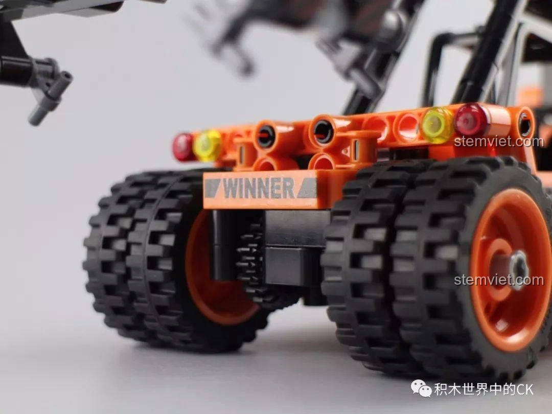 Cận cảnh cabin và bậc thang của mô hình Winner 7059 Xe Nâng Gắp Container, thể hiện chi tiết thiết kế.