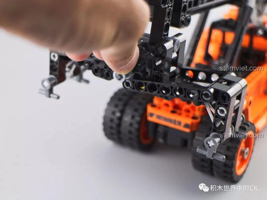 Mô hình Winner 7059 Xe Nâng Gắp Container với cần cẩu được nâng lên vị trí cao nhất, sẵn sàng hoạt động.