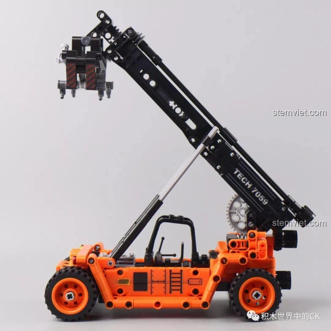 Mô hình Winner 7059 Xe Nâng Gắp Container với cần cẩu hạ xuống vị trí thấp nhất, chuẩn bị gắp hàng.