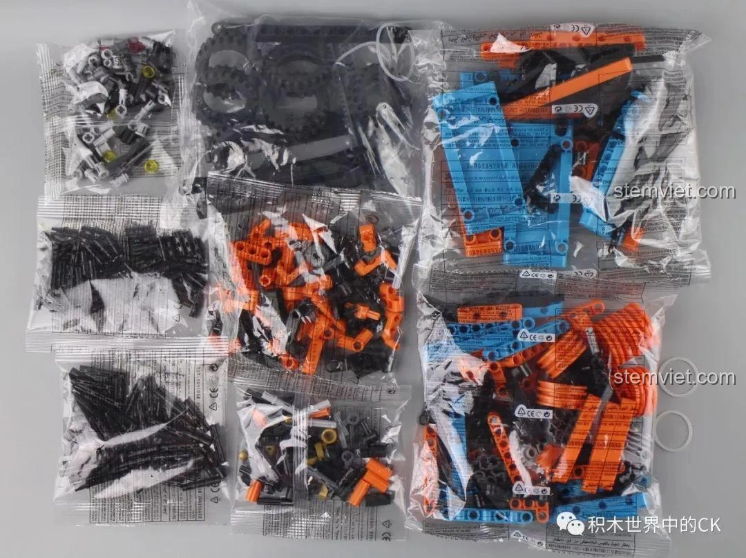 Toàn bộ các túi chi tiết nhựa ABS cao cấp của bộ lắp ráp Winner 7059 Xe Nâng Gắp Container được sắp xếp gọn gàng.