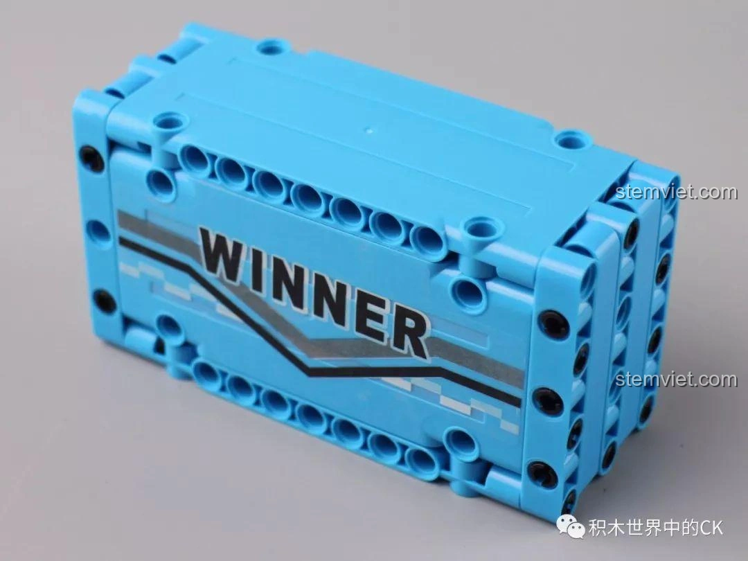 Mô hình container màu xanh dương với logo Winner, được lắp ráp từ các chi tiết Technic của bộ Winner 7059.