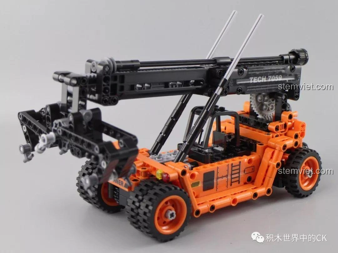 Mô hình xe nâng gắp container Winner 7059 đang trong quá trình lắp ráp, với phần thân xe và cần cẩu đã hình thành.