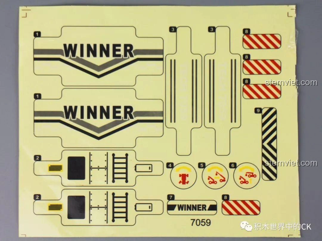 Tấm decal đi kèm bộ Winner 7059 Xe Nâng Gắp Container, chứa logo Winner và các chi tiết trang trí xe.