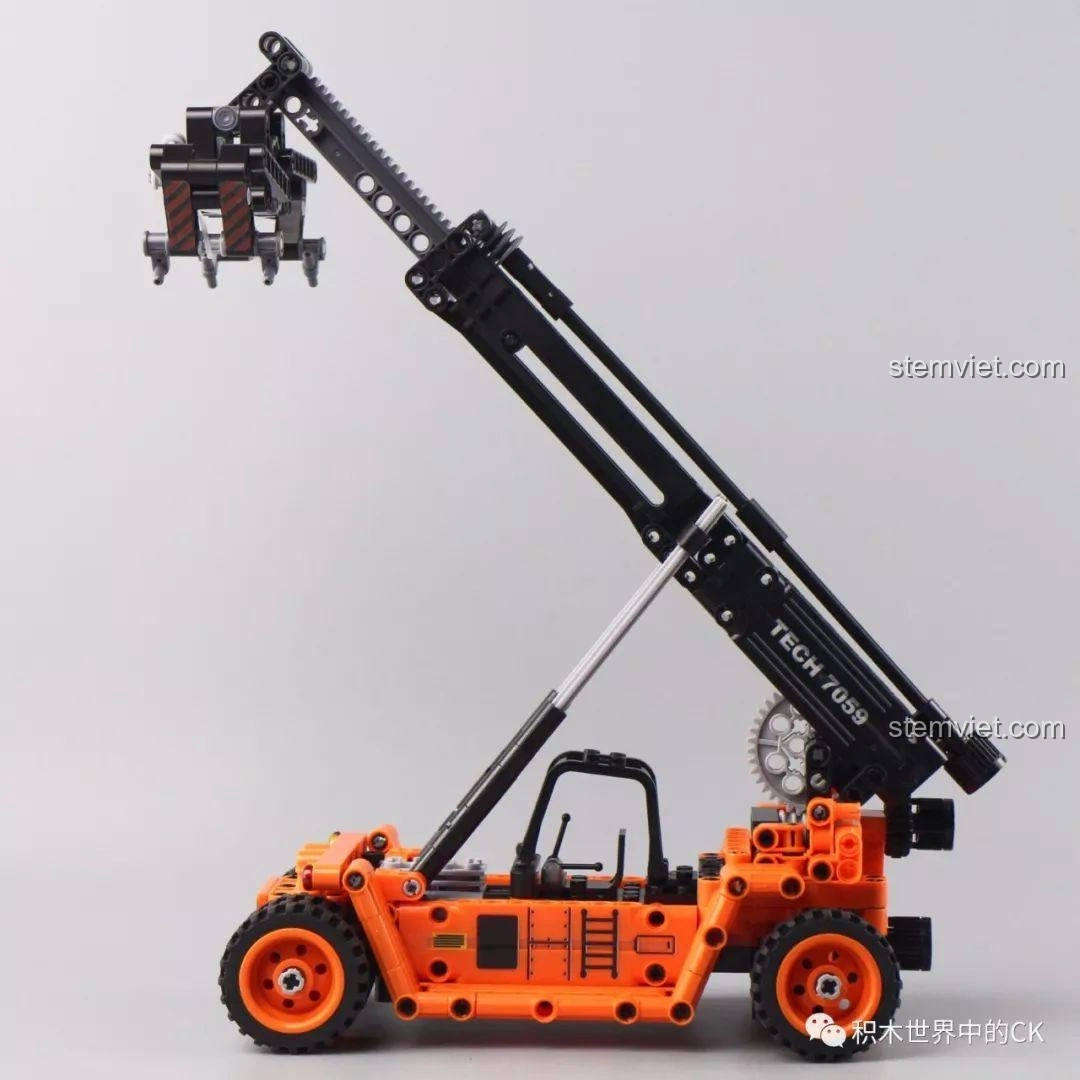 Mô hình Winner 7059 Xe Nâng Gắp Container đang gắp container màu xanh dương, thể hiện tính năng hoạt động.