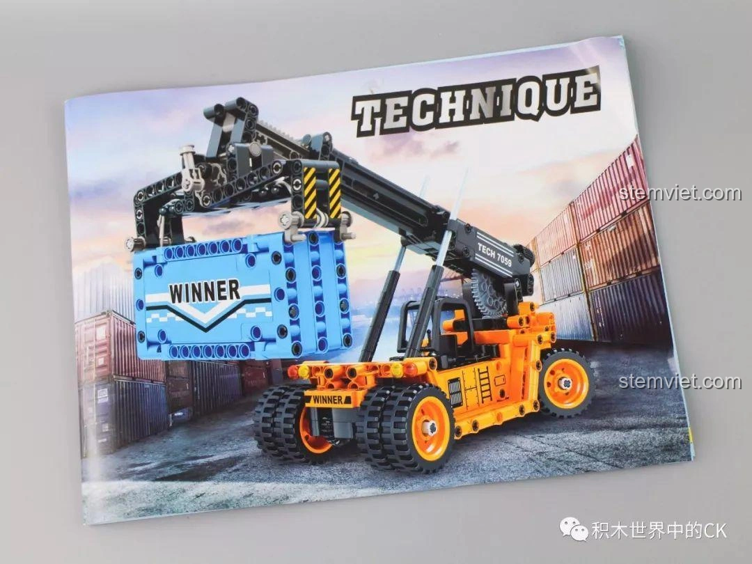 Sách hướng dẫn lắp ráp của bộ Winner 7059 Xe Nâng Gắp Container với hình ảnh minh họa rõ ràng.