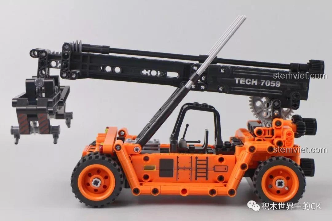 Góc nhìn ngang thân xe của mô hình Winner 7059 Xe Nâng Gắp Container, thể hiện chiều dài và cấu trúc cần cẩu.