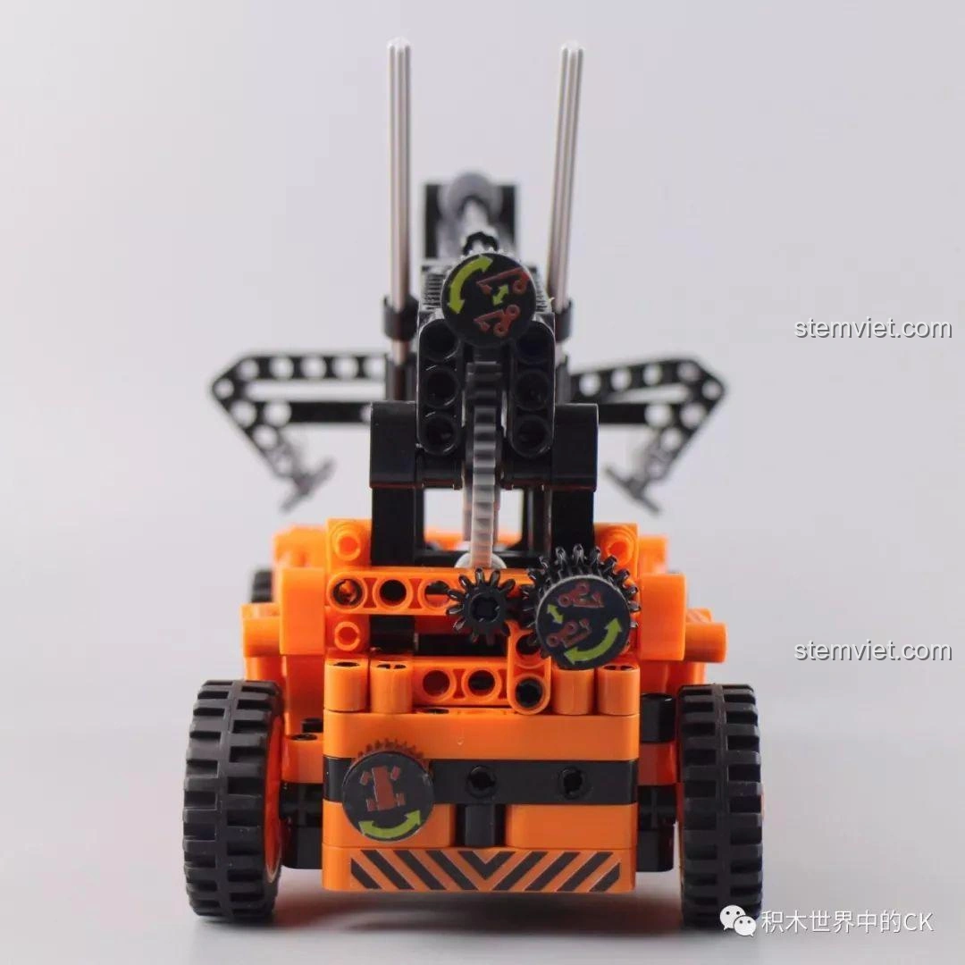 Góc nhìn trực diện từ phía sau mô hình Winner 7059 Xe Nâng Gắp Container, với các núm điều khiển và đèn hậu.