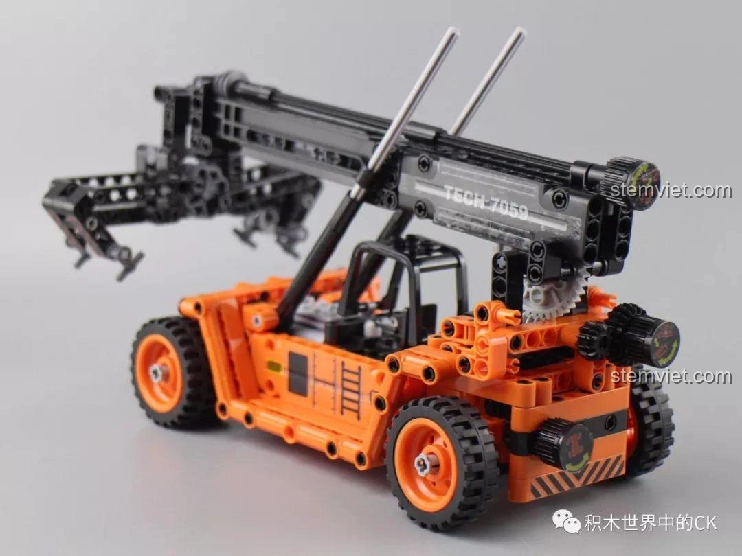 Góc nhìn từ phía sau mô hình Winner 7059 Xe Nâng Gắp Container, hiển thị các bánh răng điều khiển và chi tiết kỹ thuật.