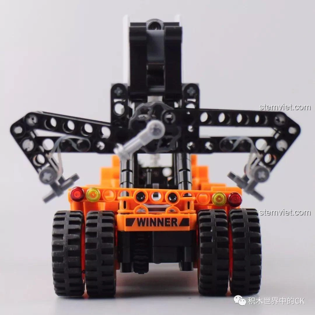 Góc nhìn trực diện từ phía trước mô hình Winner 7059 Xe Nâng Gắp Container, thể hiện thiết kế cân đối.