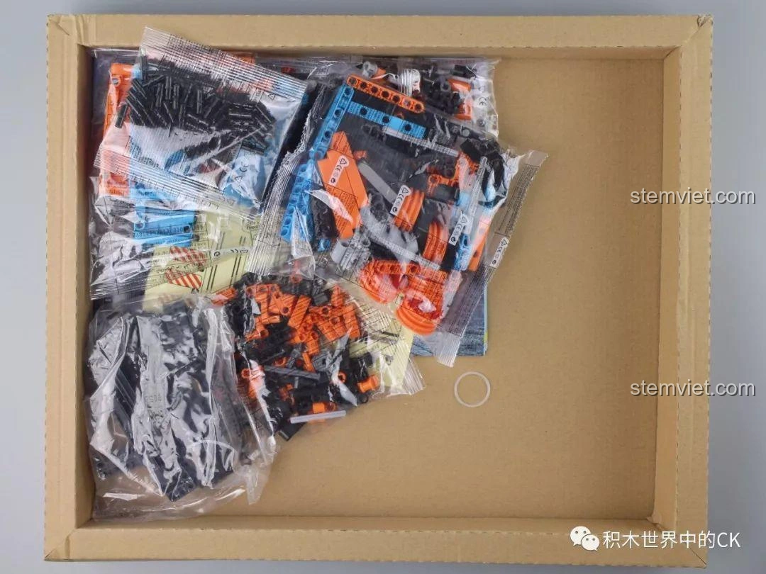 Các túi chi tiết của bộ lắp ráp Winner 7059 Xe Nâng Gắp Container được đóng gói cẩn thận trong hộp carton.