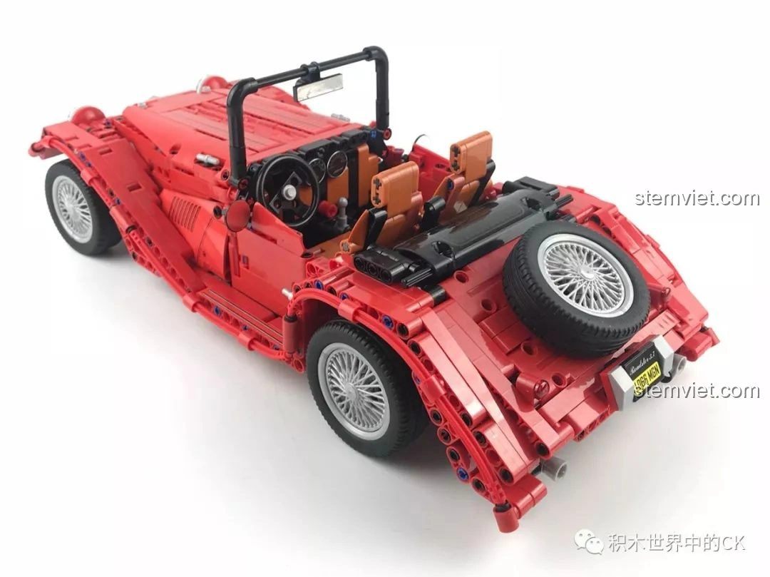 Cận cảnh bánh xe trước của Winner 7062 Xe Mui Trần Cổ Điển, với vành đúc bạc và lốp cao su.