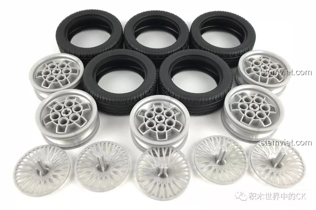 Các chi tiết bánh xe của bộ Winner 7062 Xe Mui Trần Cổ Điển, bao gồm lốp cao su và vành đúc bạc chất lượng cao.