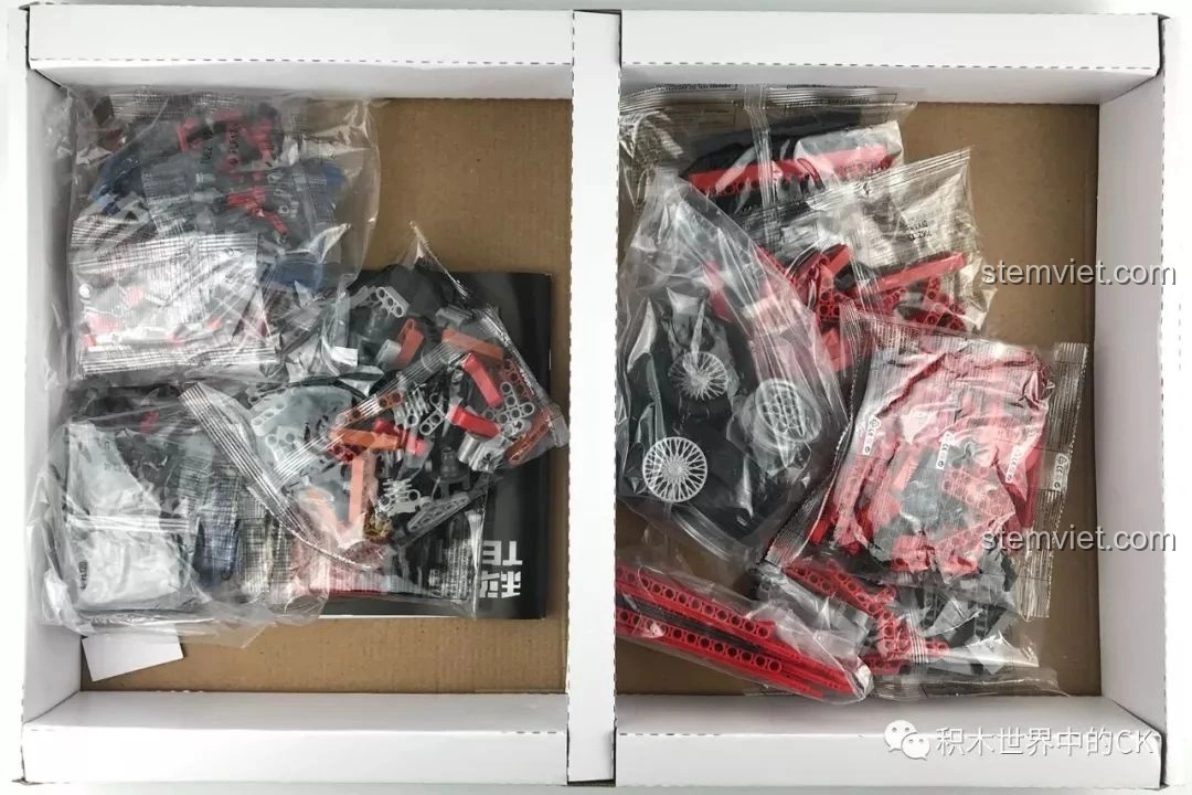 Bên trong hộp bộ lắp ráp Winner 7062 Xe Mui Trần Cổ Điển, các túi chi tiết được sắp xếp gọn gàng, sẵn sàng cho việc lắp ráp.