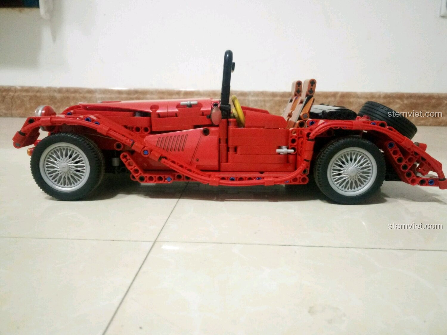 Bộ đồ chơi Winner 7062 Xe Mui Trần Cổ Điển Màu Đỏ nhìn từ bên hông, thể hiện chiều dài và tỉ lệ 1:10 chân thực, phù hợp bé trai 6 tuổi, giá tiết kiệm.