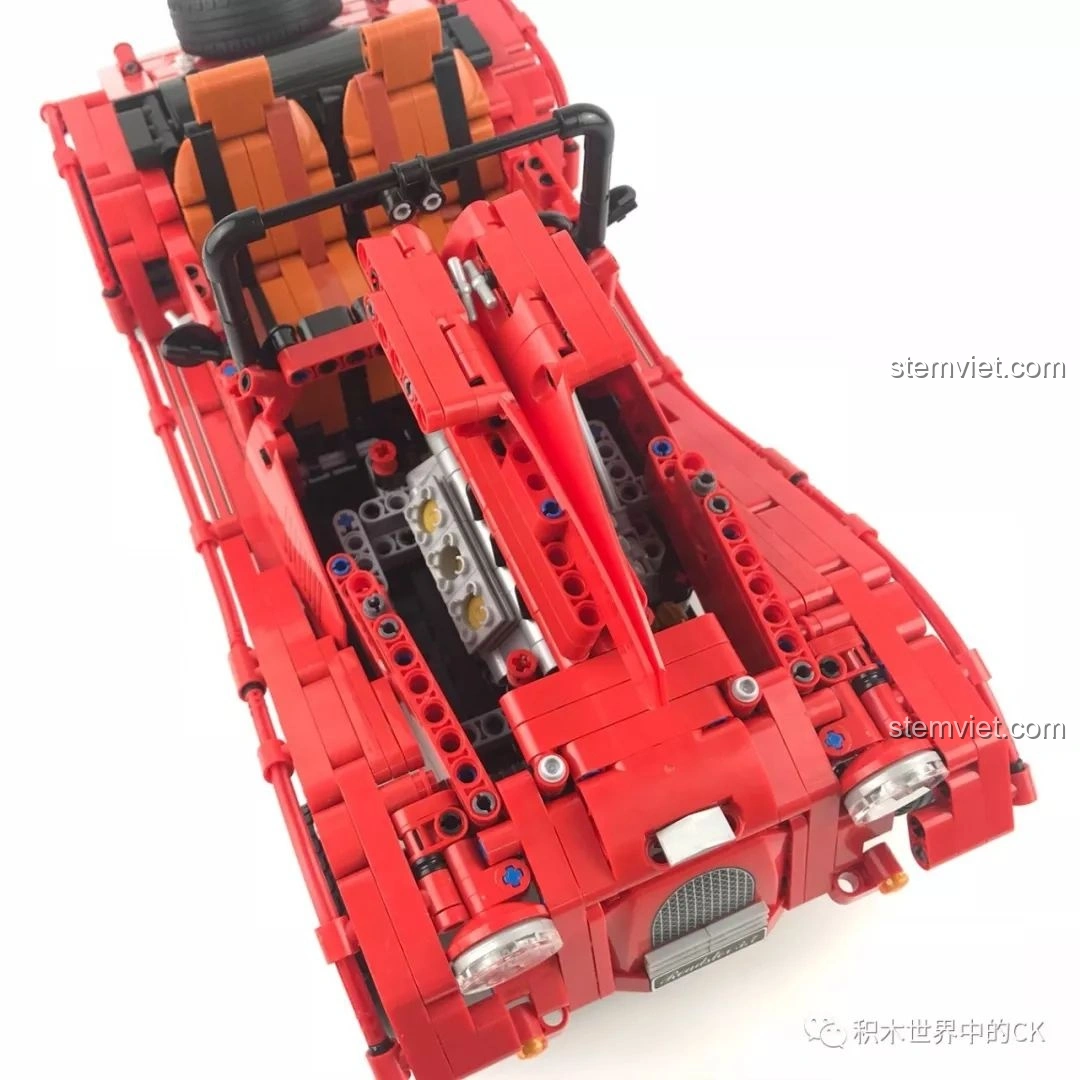 Chi tiết thanh chống cốp sau của Winner 7062 Xe Mui Trần Cổ Điển, giúp cốp mở vững chắc.