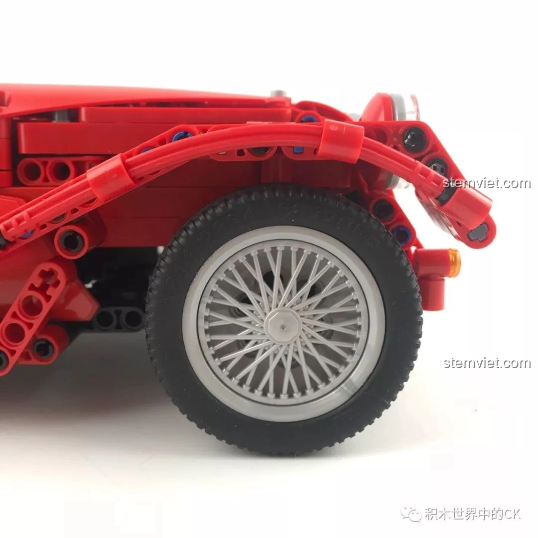 Mô hình Winner 7062 Xe Mui Trần Cổ Điển đang thể hiện chức năng đánh lái bánh trước.