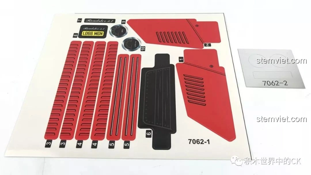 Hai tờ decal dán cho bộ Winner 7062 Xe Mui Trần Cổ Điển, bao gồm các chi tiết trang trí và gương chiếu hậu.