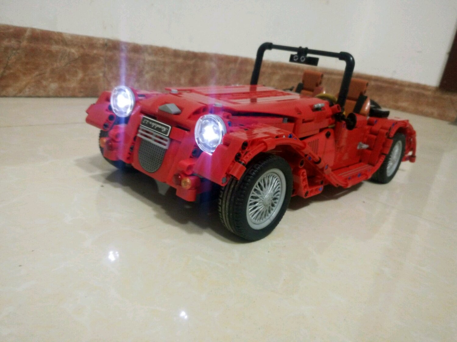 Bộ lắp ráp Xe Mui Trần Cổ Điển Winner 7062 có đèn LED sáng rực, mô hình xe cổ điển màu đỏ tỉ lệ 1:10, phù hợp bé trai 6 tuổi, giá tốt.