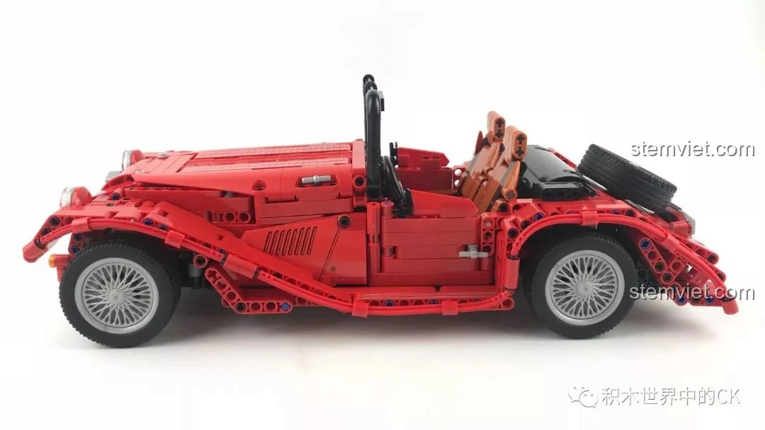 Cận cảnh động cơ của Winner 7062 Xe Mui Trần Cổ Điển khi nắp capo mở, các chi tiết piston rõ nét.