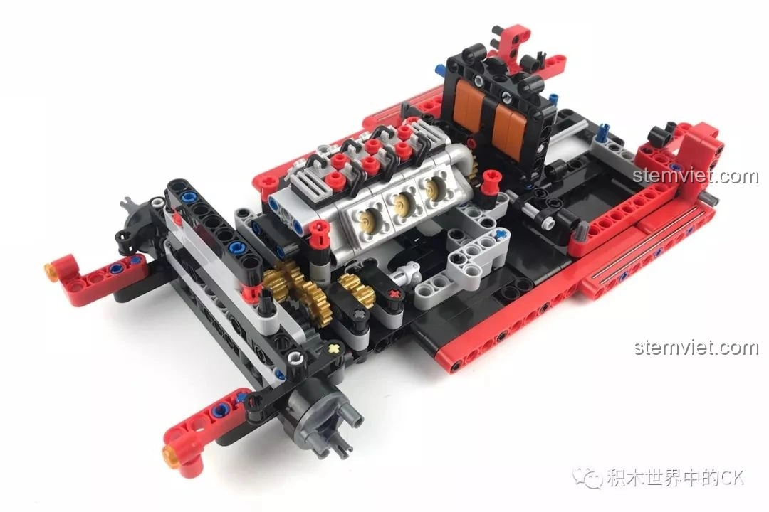 Động cơ và trục trước đã được tích hợp vào khung xe của Winner 7062 Xe Mui Trần Cổ Điển, tạo nên cấu trúc hoàn chỉnh.