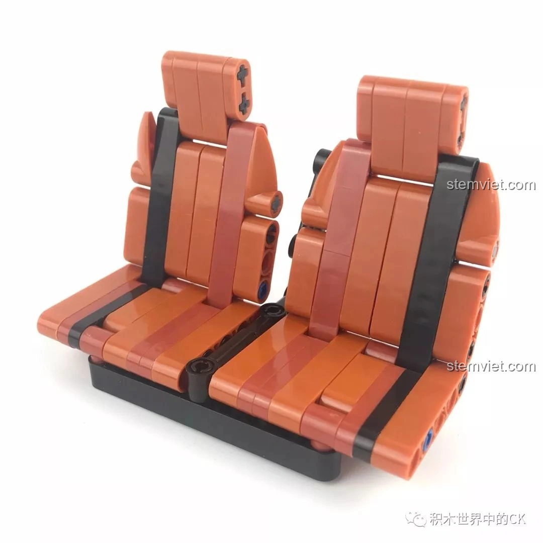 Hai ghế ngồi của bộ Winner 7062 Xe Mui Trần Cổ Điển, có sự khác biệt nhẹ về màu sắc giữa các mảnh ghép.