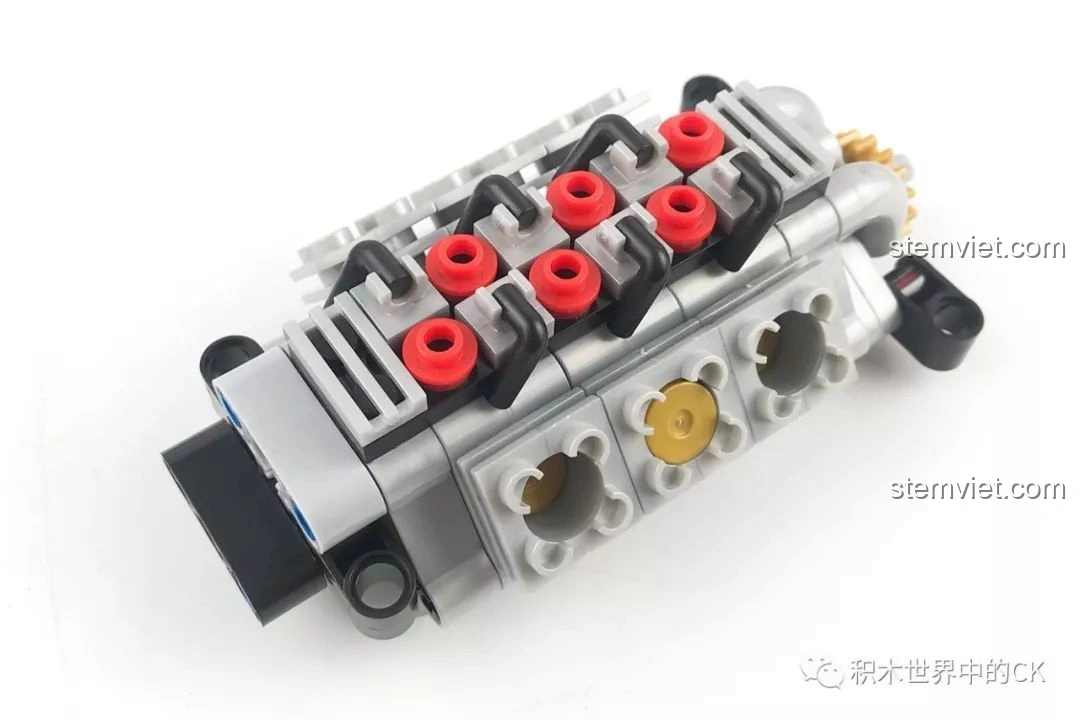 Khối động cơ chi tiết của bộ Winner 7062 Xe Mui Trần Cổ Điển, với các piston và chi tiết màu đỏ nổi bật.