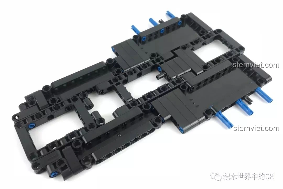 Bắt đầu lắp ráp khung xe của bộ Winner 7062 Xe Mui Trần Cổ Điển, các mảnh ghép màu đen tạo nền tảng vững chắc.