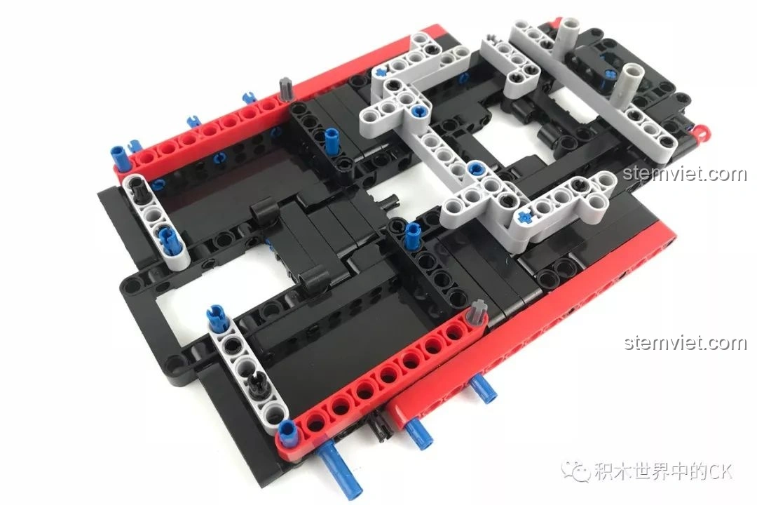 Khung xe của Winner 7062 Xe Mui Trần Cổ Điển đang dần hình thành, với các chi tiết màu đỏ và xám được thêm vào.