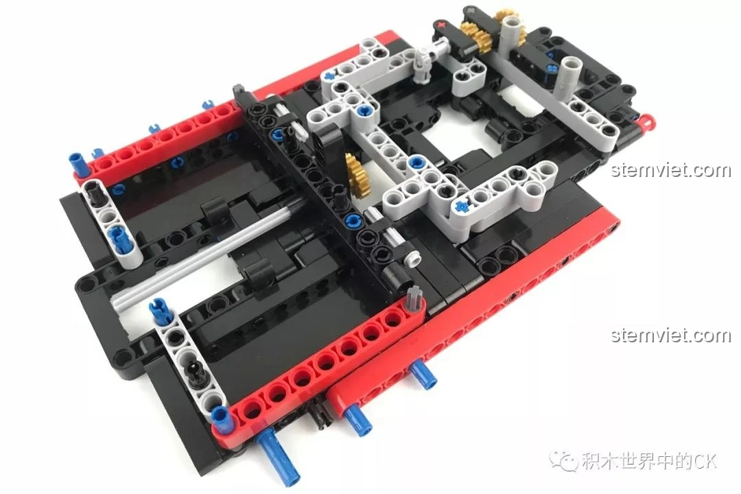 Tiếp tục lắp ráp khung xe Winner 7062 Xe Mui Trần Cổ Điển, các cơ cấu bên trong được kết nối chặt chẽ.