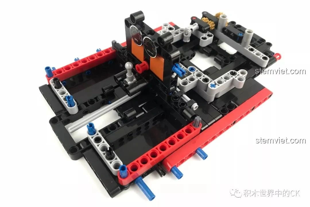 Khung xe Winner 7062 Xe Mui Trần Cổ Điển gần hoàn thiện, với các chi tiết bảng điều khiển và trục lái được thêm vào.