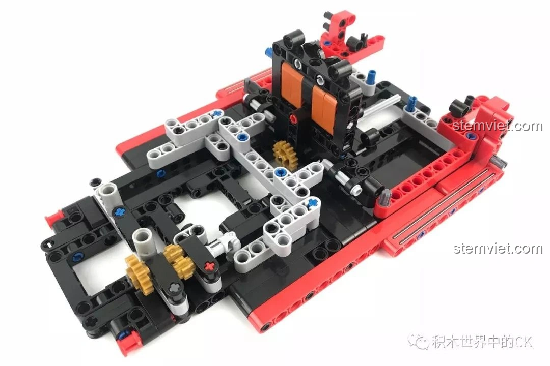 Khung xe Winner 7062 Xe Mui Trần Cổ Điển với các chi tiết động cơ và hệ thống truyền động được lắp đặt.