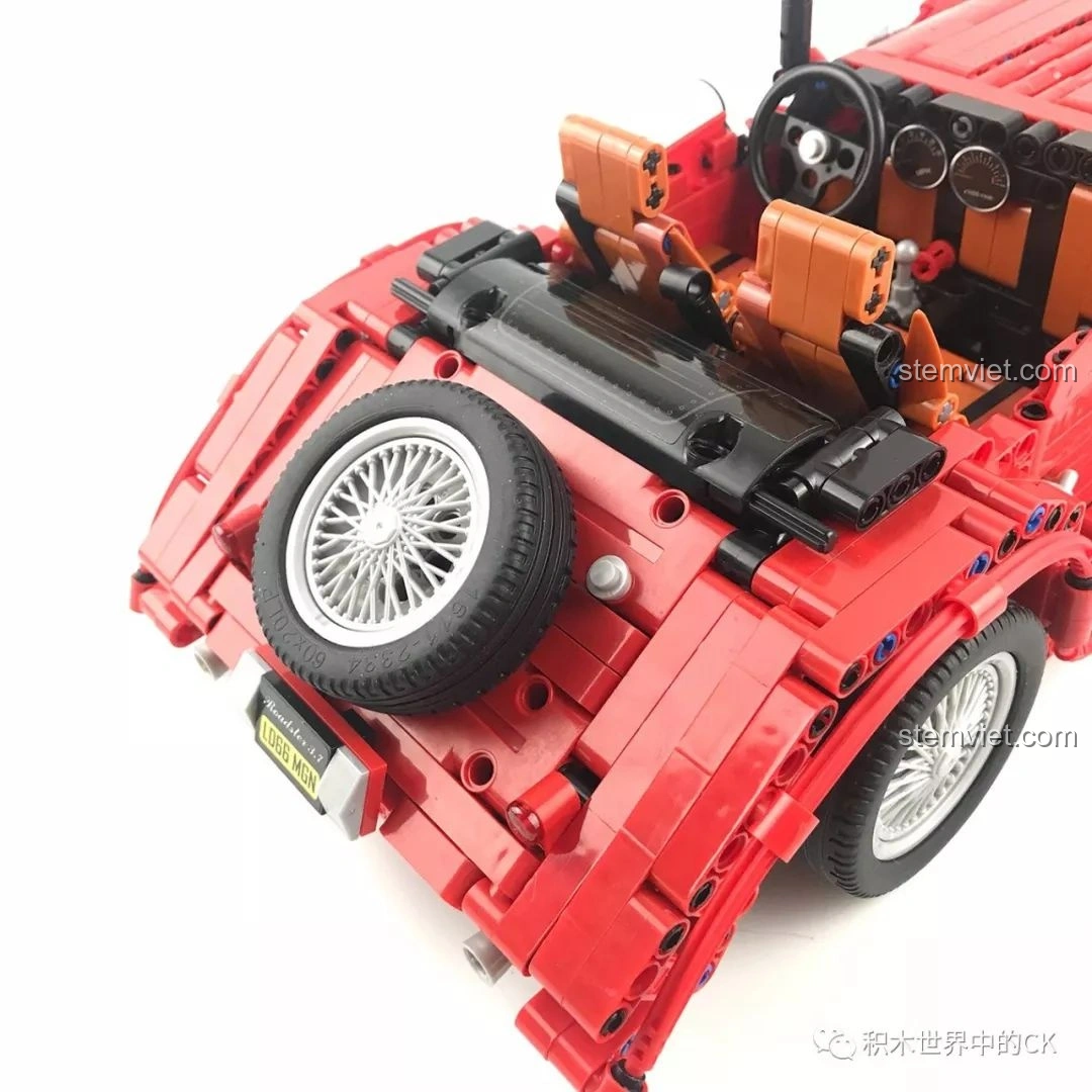 Cận cảnh sự khác biệt màu sắc nhỏ ở các mảnh ghép ghế ngồi của Winner 7062 Xe Mui Trần Cổ Điển.