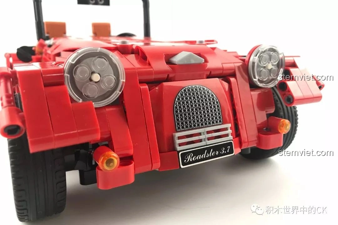 Cốp sau của Winner 7062 Xe Mui Trần Cổ Điển có thể mở ra, để lộ không gian bên trong.