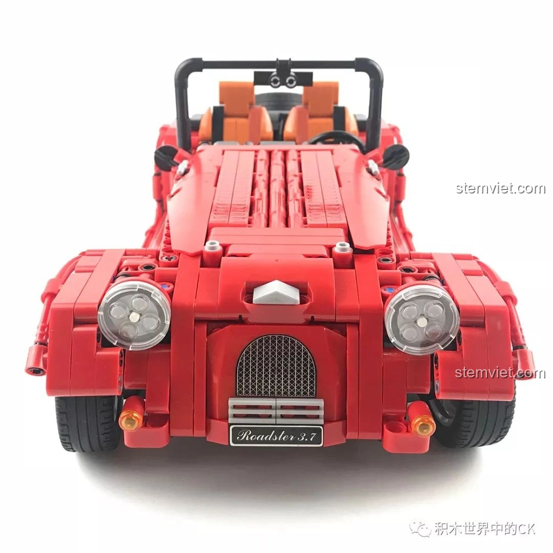 Nắp capo trước của Winner 7062 Xe Mui Trần Cổ Điển được mở ra, để lộ động cơ chi tiết bên trong.