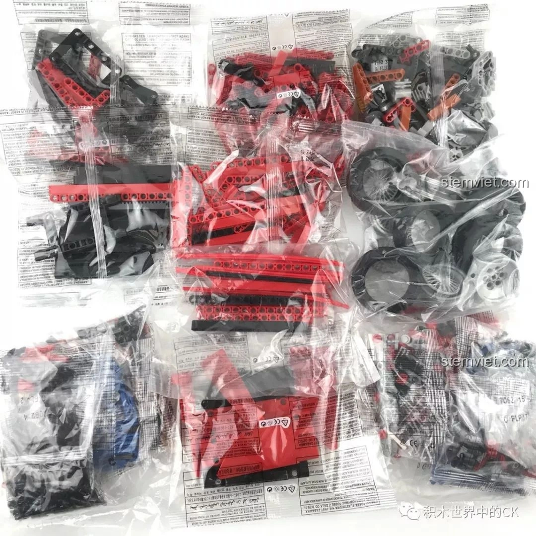 Toàn bộ các túi chi tiết của bộ lắp ráp Winner 7062 Xe Mui Trần Cổ Điển, sẵn sàng để bắt đầu quá trình lắp.