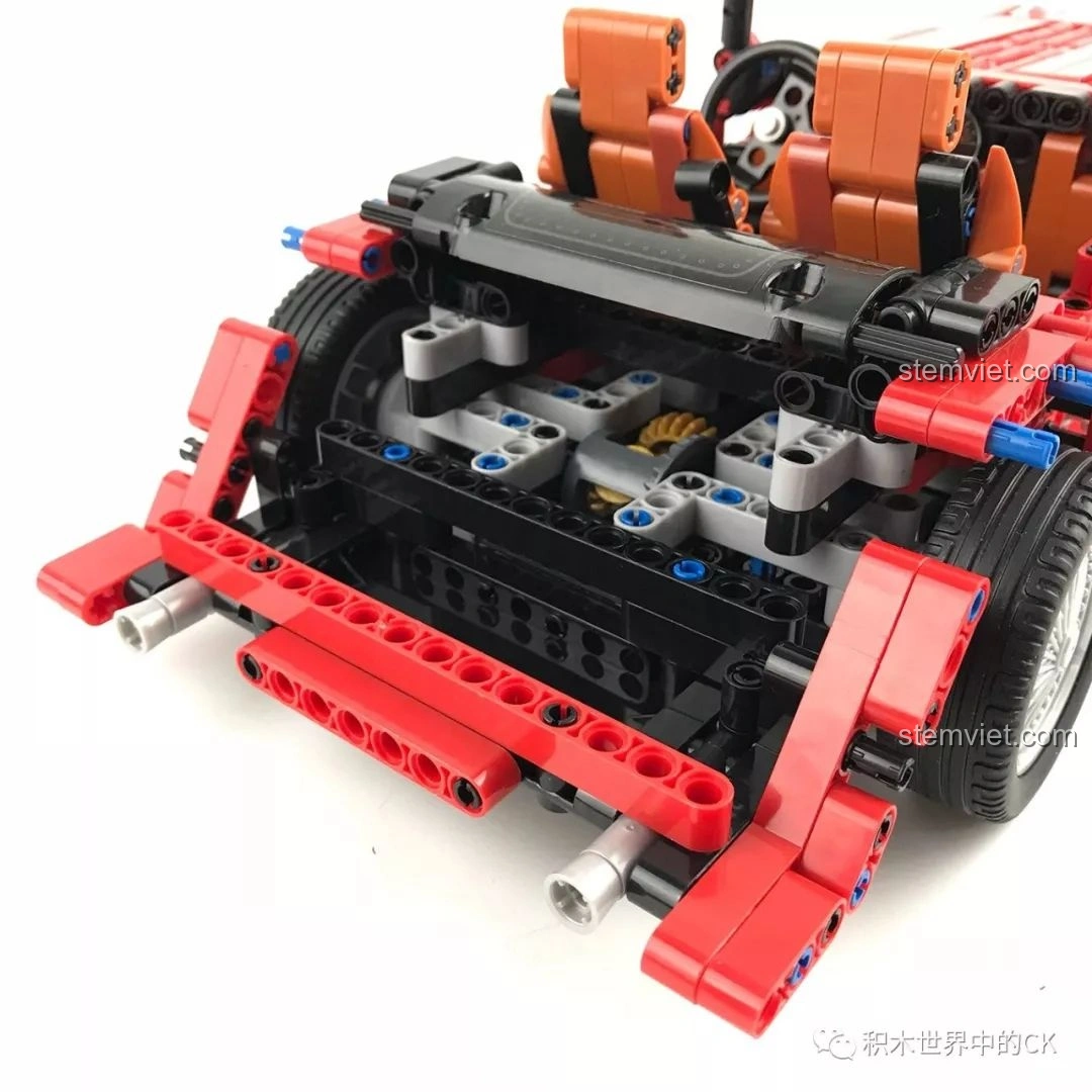 Mô hình hoàn chỉnh Winner 7062 Xe Mui Trần Cổ Điển nhìn từ góc 3/4 phía sau, với bánh dự phòng.