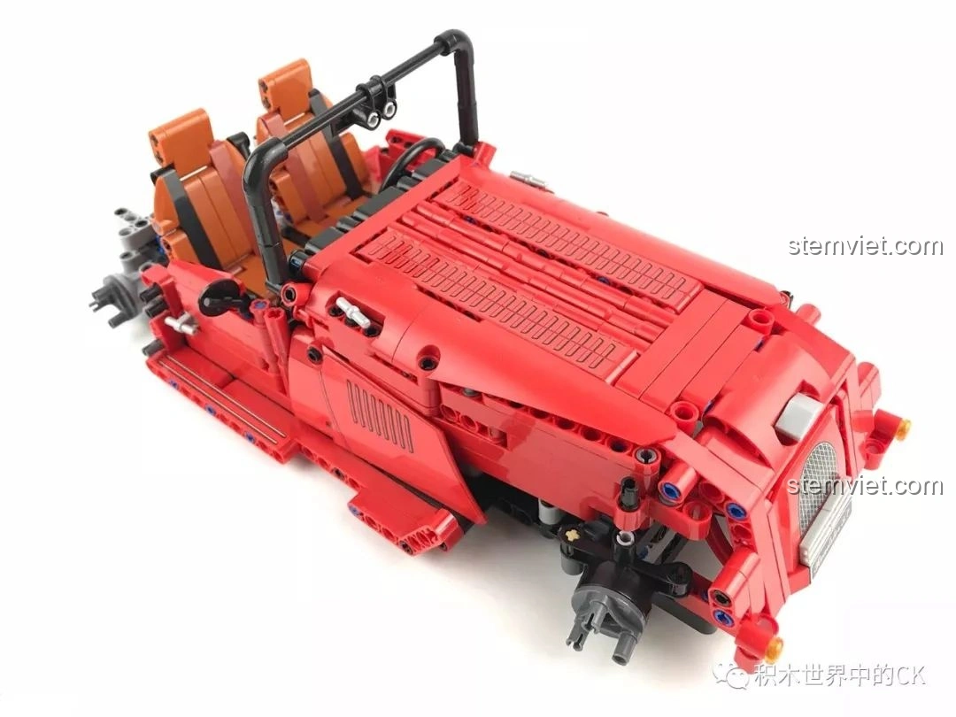 Mô hình hoàn chỉnh Winner 7062 Xe Mui Trần Cổ Điển màu đỏ, nhìn từ góc 3/4 phía trước, rất ấn tượng.