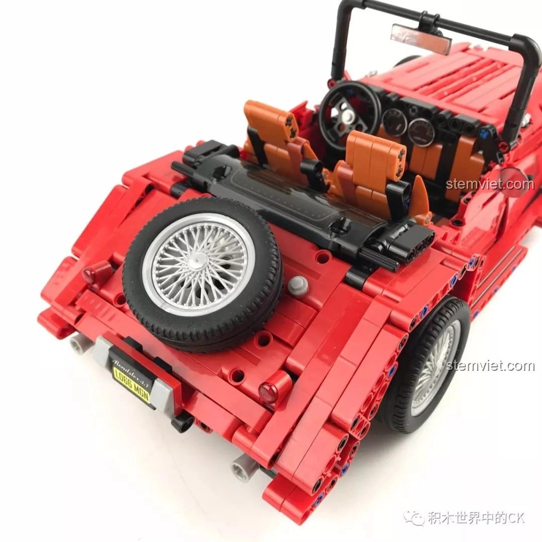 Mô hình hoàn chỉnh Winner 7062 Xe Mui Trần Cổ Điển nhìn trực diện từ phía sau, với đèn hậu và ống xả.