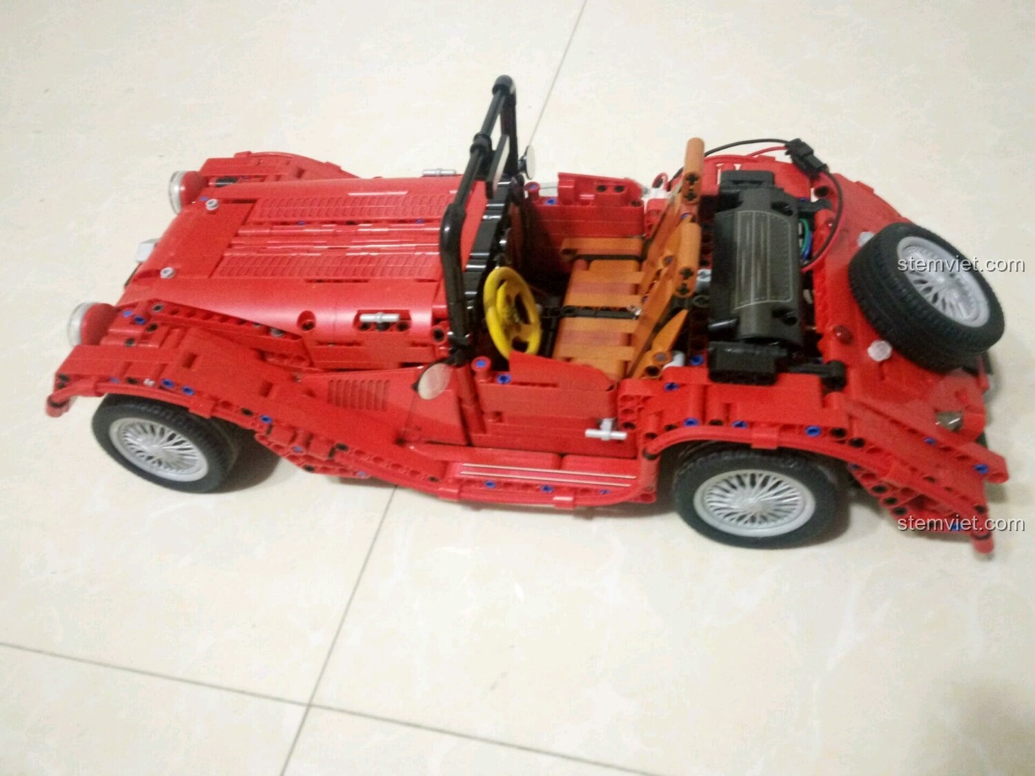 Mô Hình Xe Cổ Điển 062 Winner nhìn từ trên xuống, thể hiện toàn bộ thiết kế mui trần và nội thất chi tiết, đồ chơi lắp ráp cho bé trai 6 tuổi, đáng tiền.