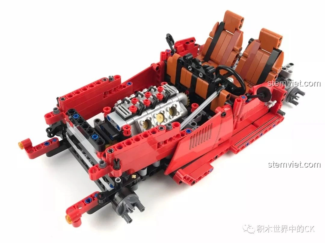 Các tấm vỏ xe màu đỏ của Winner 7062 Xe Mui Trần Cổ Điển bắt đầu được lắp ráp, che phủ khung xe.