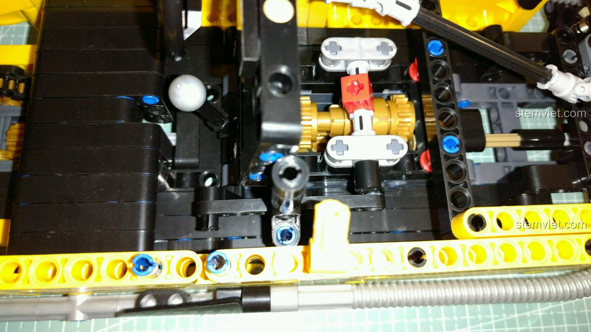 Cận cảnh đèn hậu và biển số của đồ chơi lắp ráp Winner 7065, chi tiết chân thực.