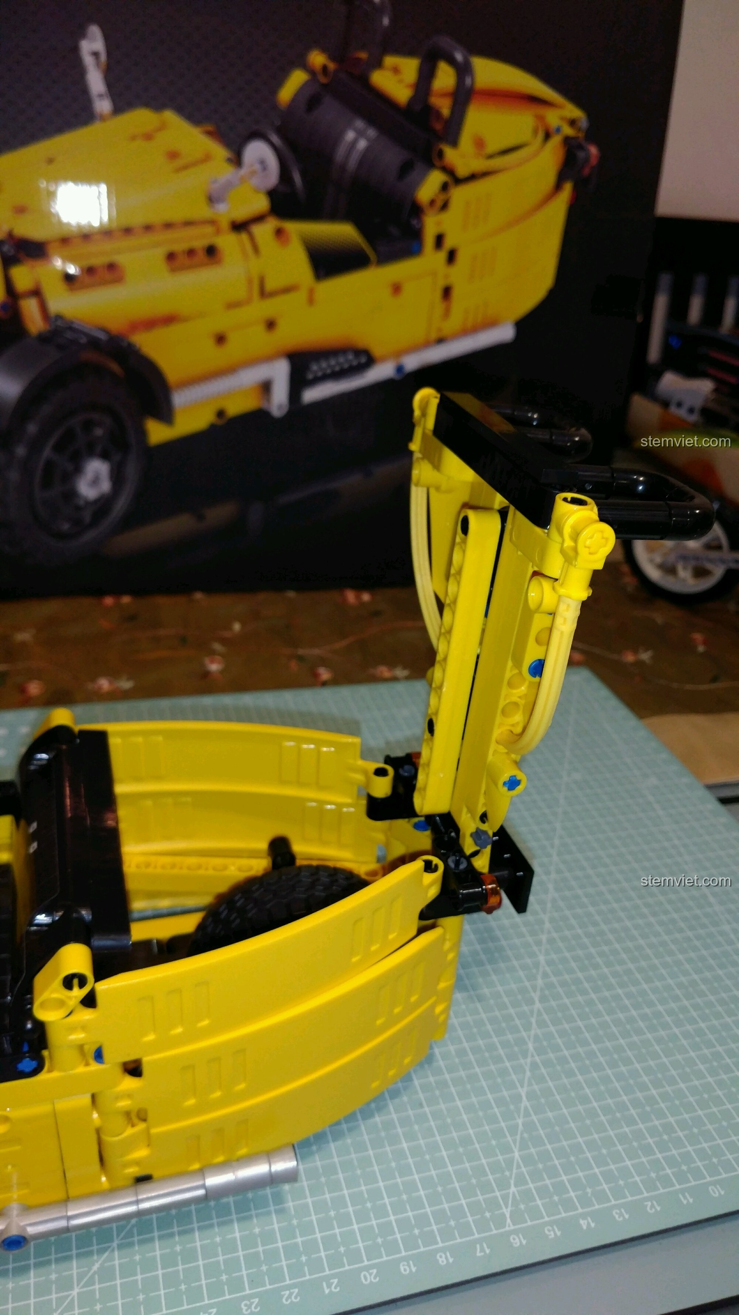 Mô hình hoàn chỉnh của đồ chơi lắp ráp Winner 7065 từ góc nhìn phía trước.