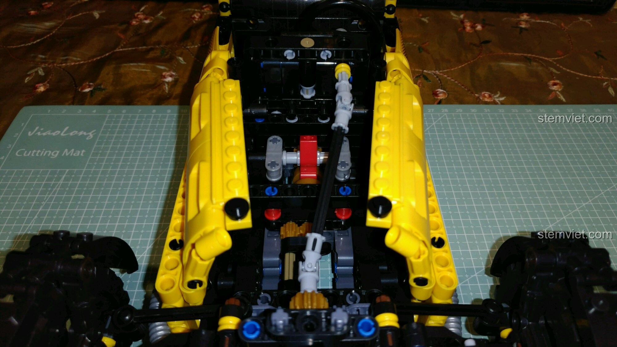 Mô hình hoàn chỉnh của đồ chơi lắp ráp Winner 7065 từ góc nhìn phía trước.