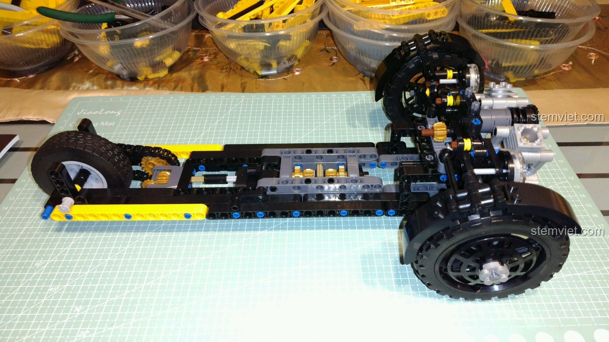 Khung gầm hoàn chỉnh của đồ chơi lắp ráp Winner 7065, sẵn sàng lắp ráp thân xe.