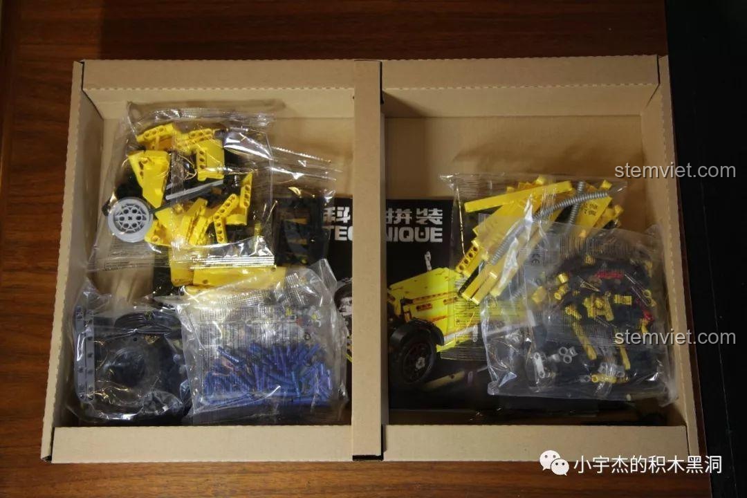 Bên trong hộp bộ lắp ráp Winner 7065 Xe Ba Bánh Cổ Điển Morgan 3 Wheeler, các mảnh ghép được đóng gói gọn gàng, đồ chơi mô hình chất lượng cao.