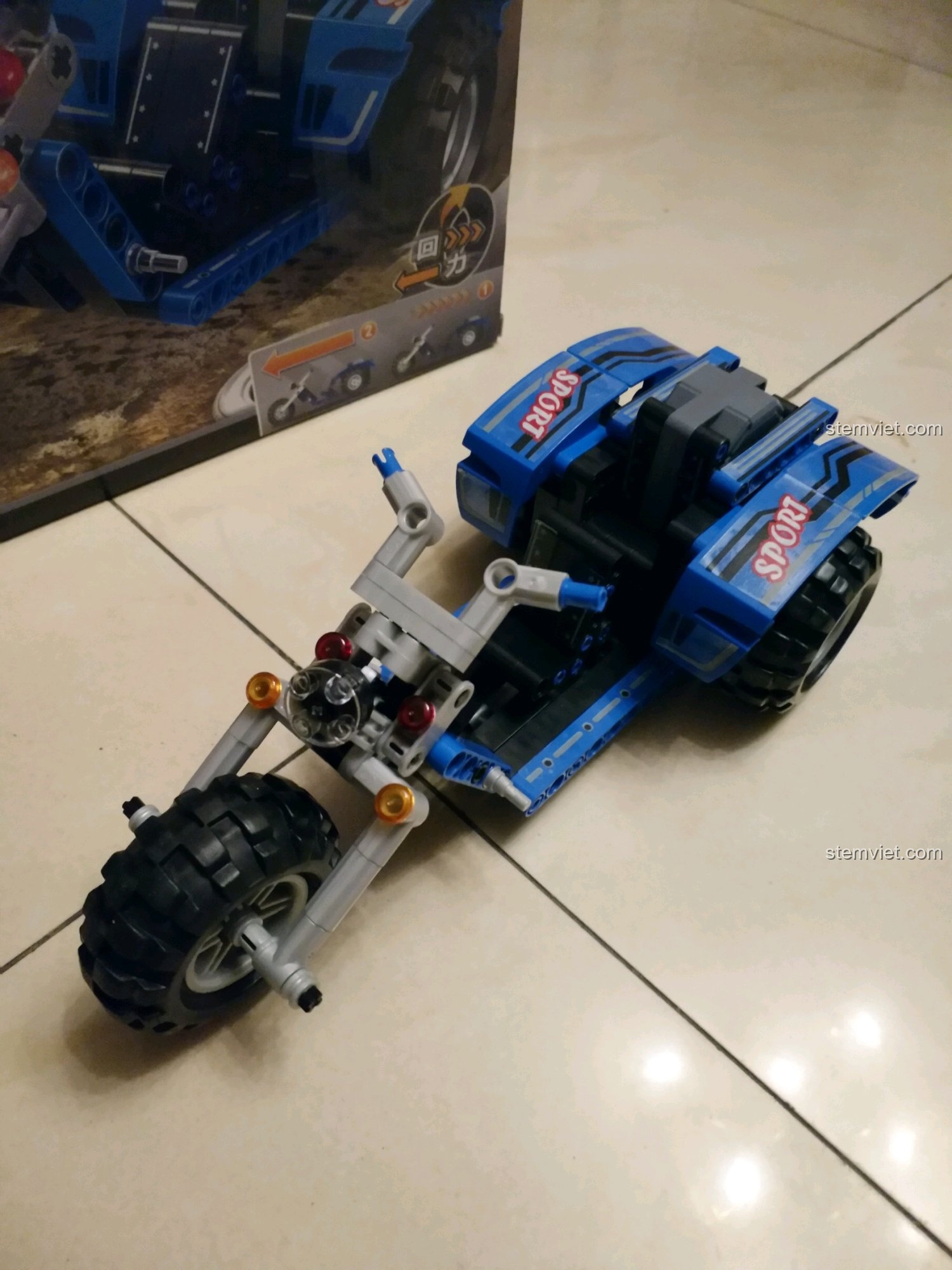 Mô hình mô tô ba bánh Winner 7081 đang được lắp ráp dang dở, lộ rõ các chi tiết.